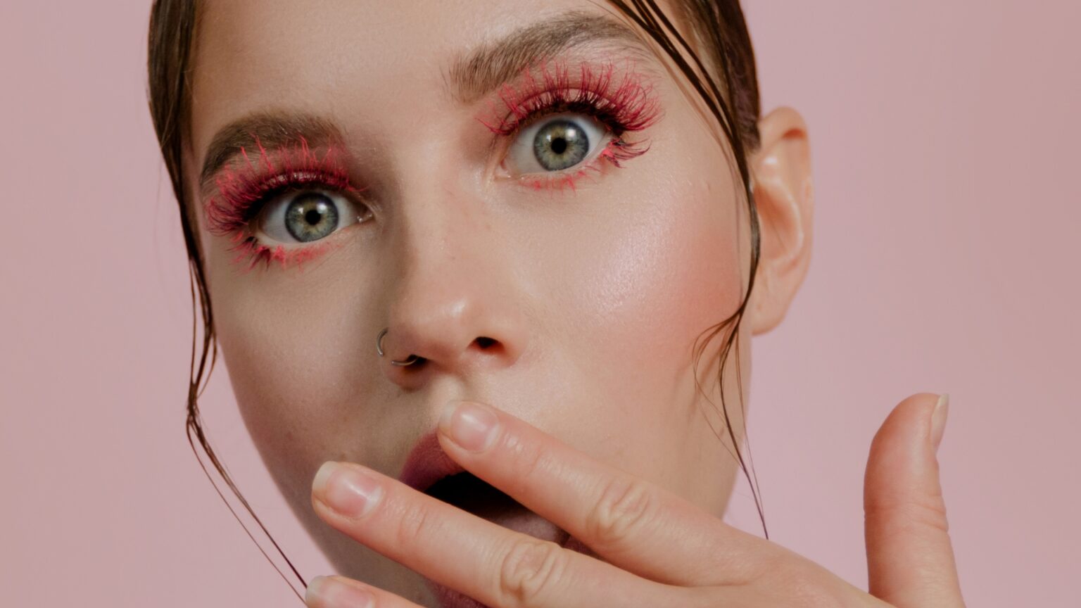 Žena s prodlouženými řasami od Entezi